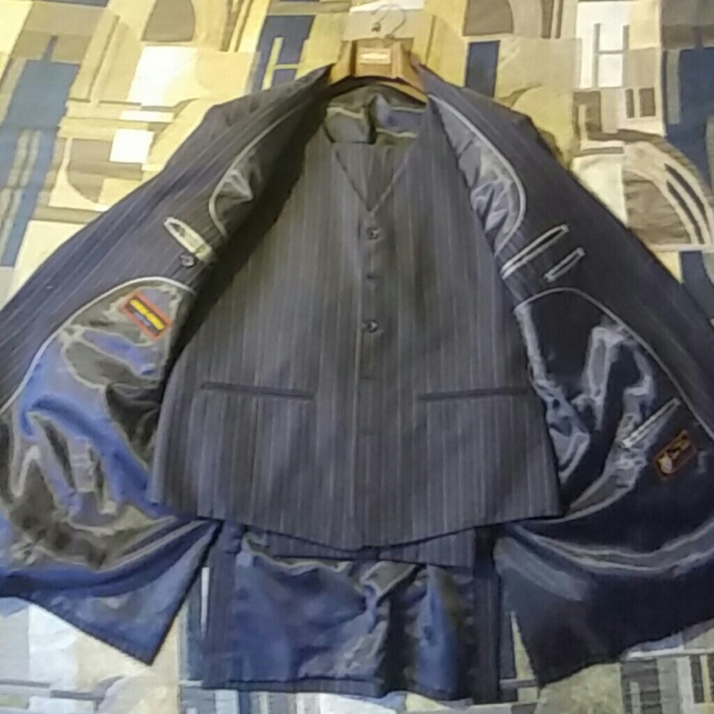 Suit - Picture 2 of 4